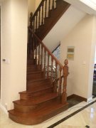 郑州某小区别墅实木楼梯安装工程完工