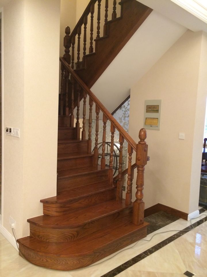 别墅实木楼梯安装